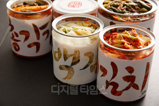 우아한형제들의 신선식품 배송서비스 '배민프레시'는 김치 전문가와 1년 간의 연구 개발 끝에 사먹는 김치의 완성형 제품인 '김치의완성'을 22일 출시했다. 이 회사 PB제품인 포기김치, 총각김치, 백김치, 갓김치, 오이소박이 등 5종 이미지. <우아한형제들 제공>